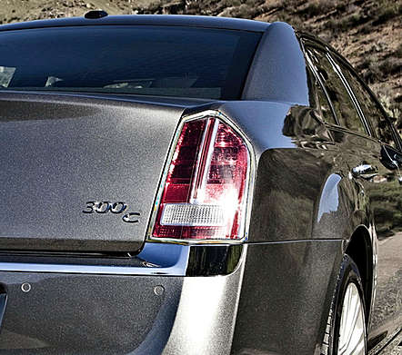 Накладки на задние фонари хромированные IDFR 1-CR613-02C для Chrysler 300C 2011-