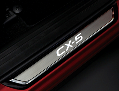 Накладки на пороги с подсветкой оригинал KB8M-V1-370 для Mazda CX-5 2017-2021