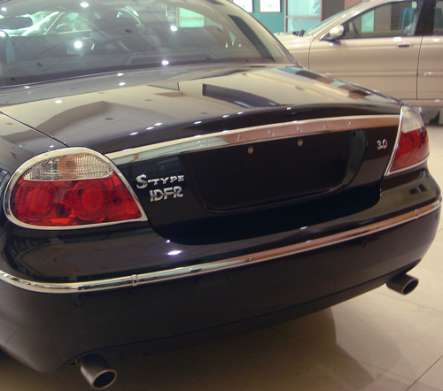 Молдинг заднего бампера хромированный центральный  IDFR 1-JR812-08C для Jaguar S-Type 2003-2008