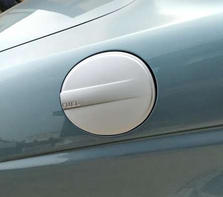 Накладка на люк бензобака серебристая IDFR 1-JR811-11S для Jaguar S-Type 1998-2003