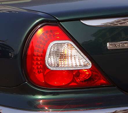 Накладки на задние фонари хромированные со стразами IDFR 1-JR820-04C для Jaguar X-J8 2004-2007