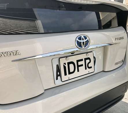 Накладка над номером крышки багажника хромированная IDFR 1-TA444-10C для Toyota Prius 2016-
