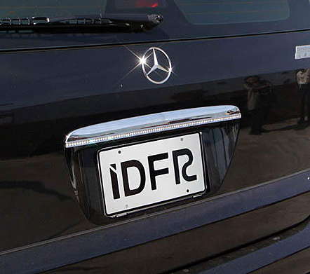 Накладка над номером крышки багажника хромированная со стразами IDFR 1-MB400-16C для Mercedes-Benz W163 ML-Class 1998-2005
