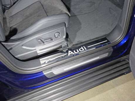 Накладки на пластиковые пороги (лист зеркальный надпись audi) 2шт код AUDIQ517-06 для Audi Q5 2017-