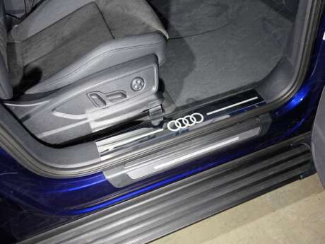 Накладки на пластиковые пороги (лист зеркальный логотип audi) 2шт код AUDIQ517-08 для Audi Q5 2017-