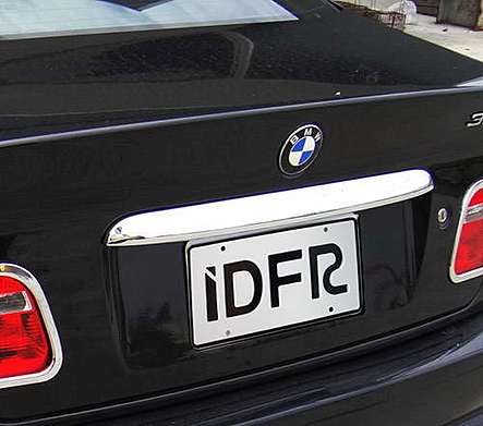 Накладка над номером крышки багажника хромированная IDFR 1-BW103-03C для BMW E46 4D 2001-2005