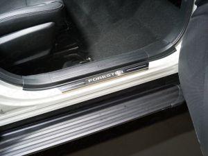 Накладки на пороги (лист зеркальный надпись Forester) 2шт код SUBFOR18-10 для Subaru Forester S5 2018-