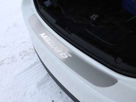 Накладка на задний бампер (лист шлифованный надпись Mazda) код MAZ615-10 для Mazda 6 2015-