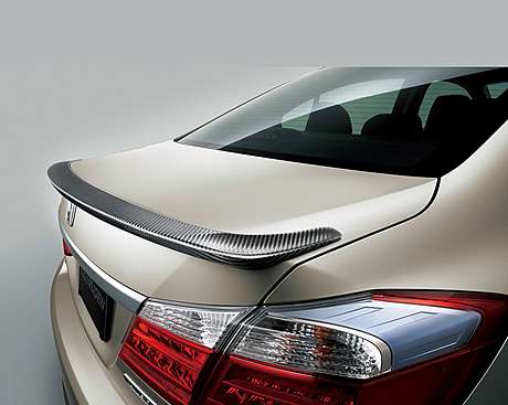 Спойлер крышки багажника карбоновый Mugen для Honda Accord Hybrid в кузове CR6.