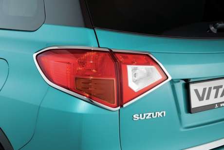 Накладки на задние фонари хромированные оригинал 990E0-54P28-CTB для Suzuki Vitara 2015-2020