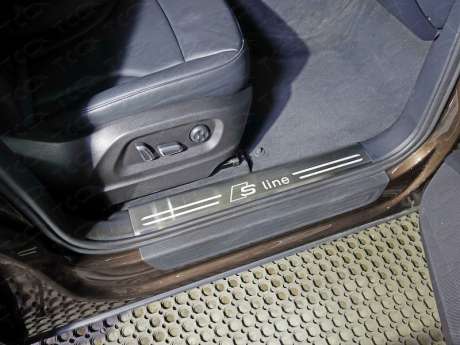 Накладки на пластиковые пороги (лист шлифованный надпись S Line) код AUDIQ513-11 для Audi Q5 (8R) 2008-