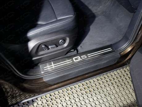 Накладки на пластиковые пороги (лист шлифованный надпись Q5) код AUDIQ513-12 для Audi Q5 (8R) 2008-