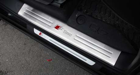 Накладки на внутренние пластиковые пороги с логотипом S-Line для Audi Q7 SQ7 S-Line Sport 2016-2018