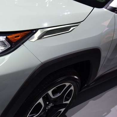 Накладки на передние крылья хромированные с карбоновыми вставками для Toyota RAV4 2019-