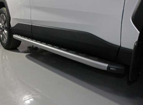 Пороги алюминиевые с пластиковой накладкой (карбон серебро) 1720 мм код TOYRAV19-23SL для Toyota Rav4 2019-