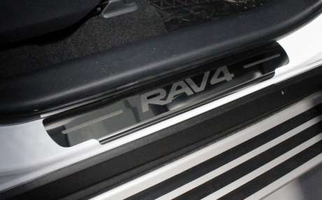 Накладки на пороги (лист зеркальный с надписью RAV4) код TOYRAV19-07 для Toyota Rav4 2019-