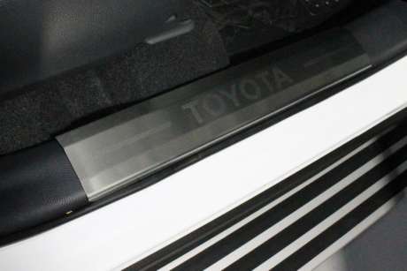 Накладки на пластиковые пороги (лист шлифованный с надписью Toyota) код TOYRAV19-04 для Toyota Rav4 2019-