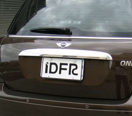 Накладка над номером крышки багажника хромированная IDFR 1-MI402-10C для Mini Cooper R57 2007-2014