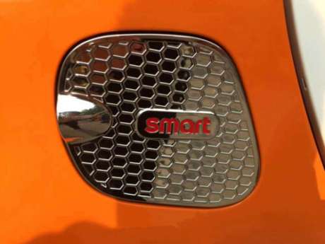 Накладка на люк бензобака хромированная с логотипом для Smart W453 2015- 