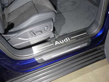 Накладки на пластиковые пороги (лист шлифованный надпись audi) 2шт код AUDIQ517-07 для Audi Q5 2017-